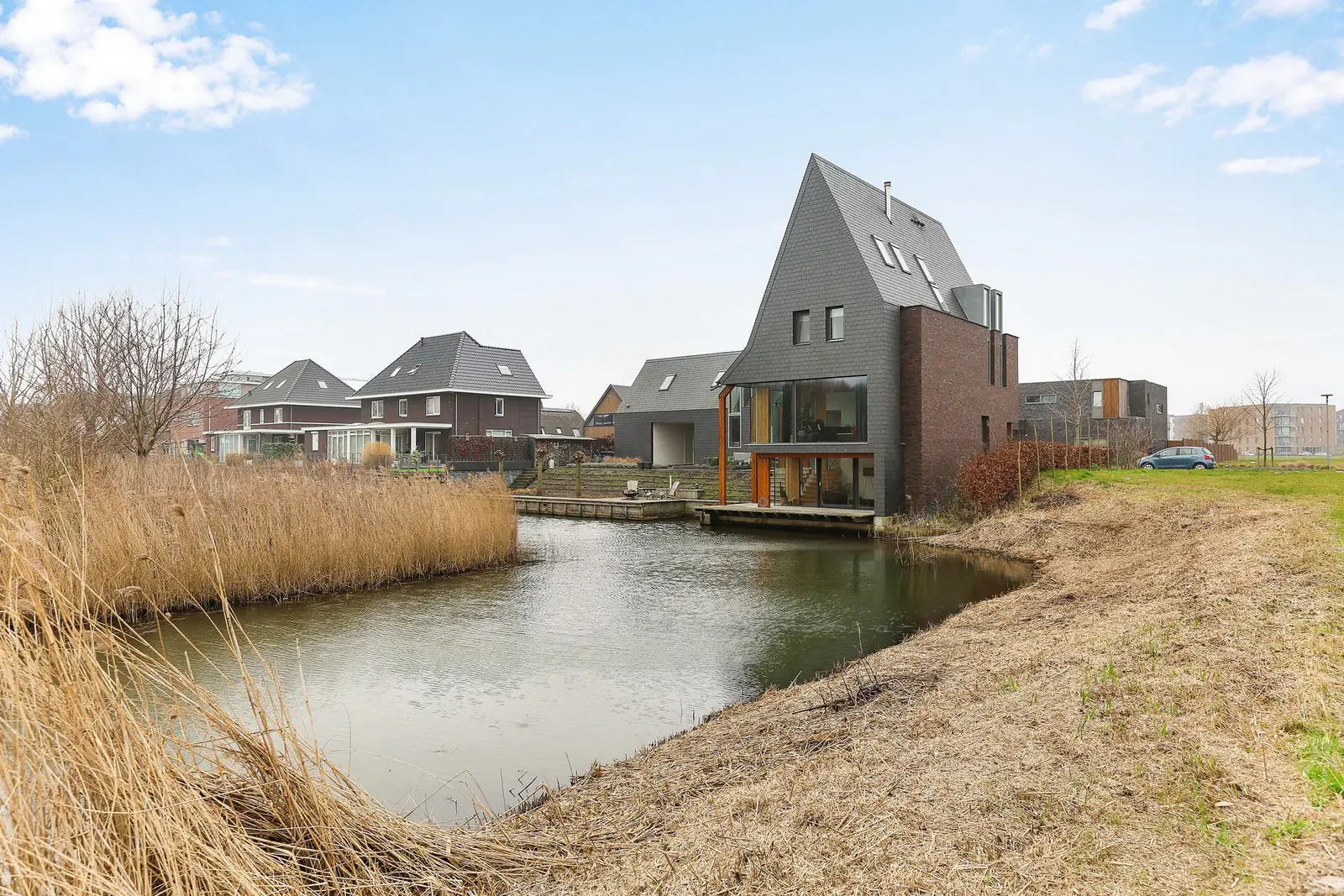 Vrijstaande villa aan het water in Almere Nobelhorst