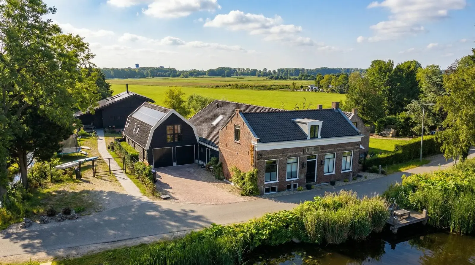 Monumentale boerderij aan de Amstel met nieuw bijgebouw en herstel van de historische erfstructuur