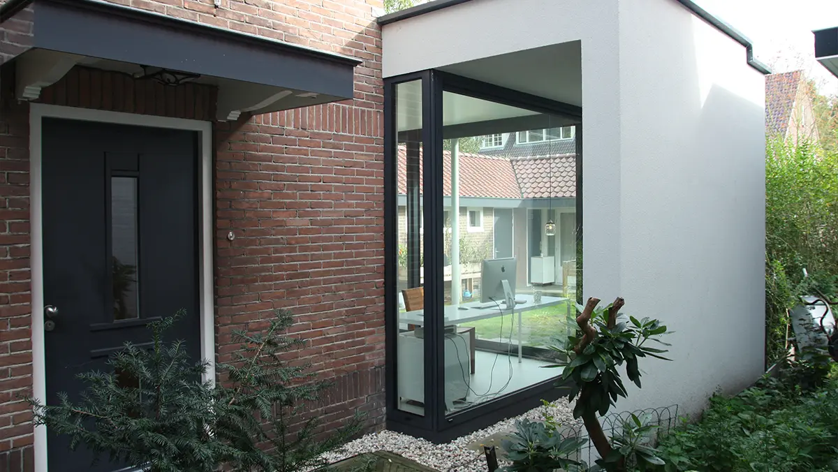 Interieur aanbouw met houten balken en moderne afwerking