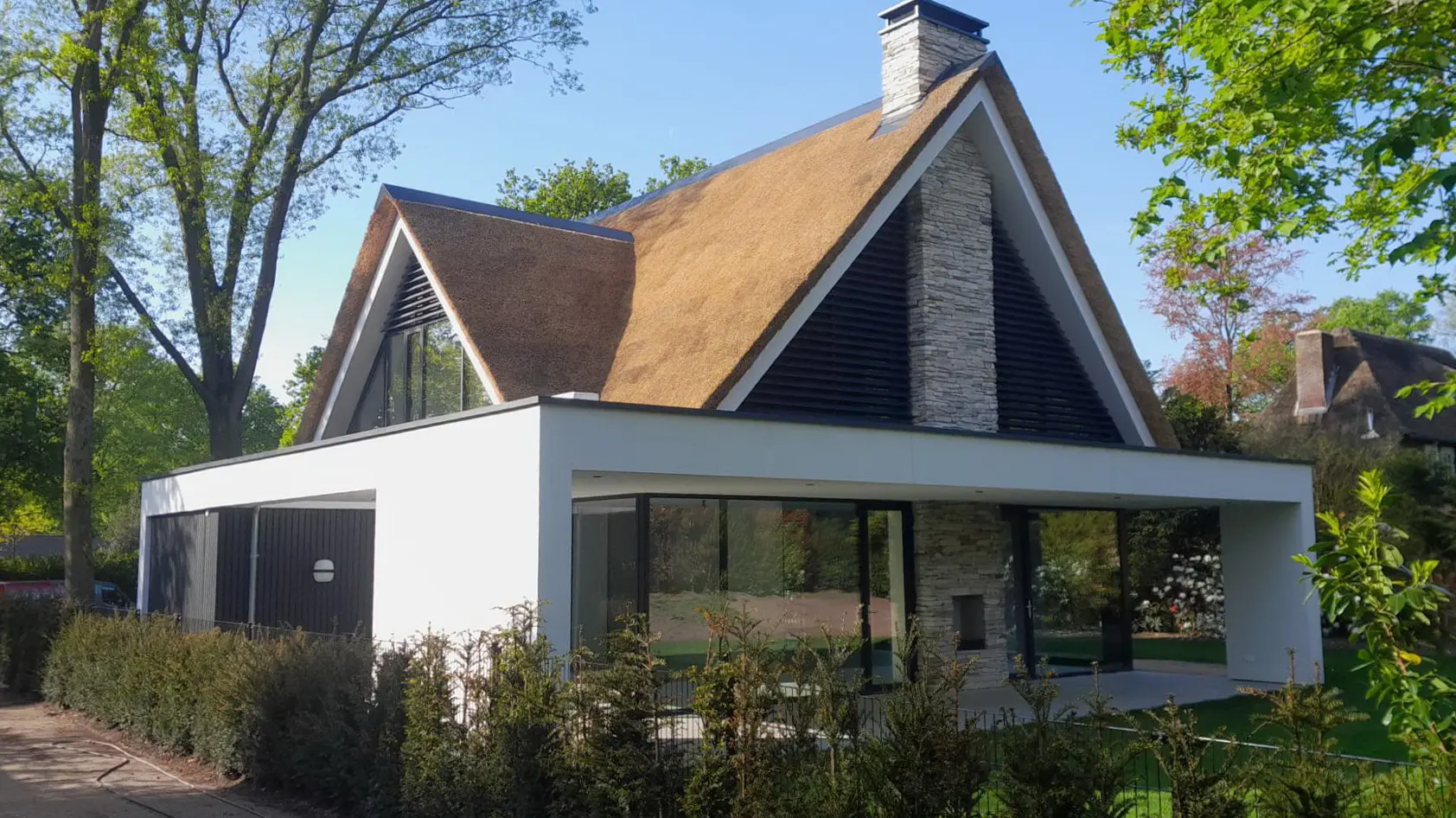 Moderne rietkapvilla in Blaricum door Zwijsen Architecten