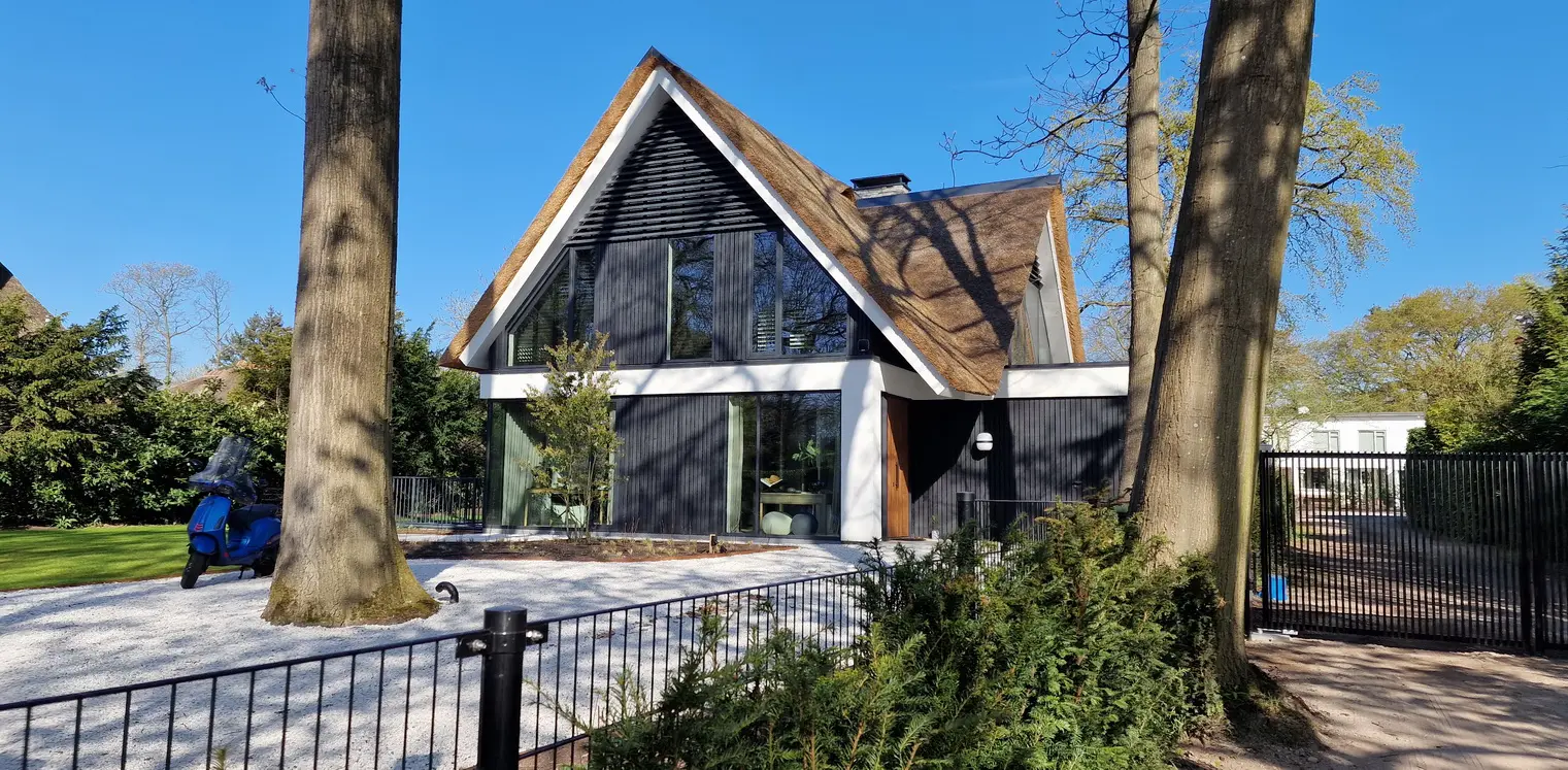 Architect Het Gooi Moderne villa met rieten kap in Blaricum