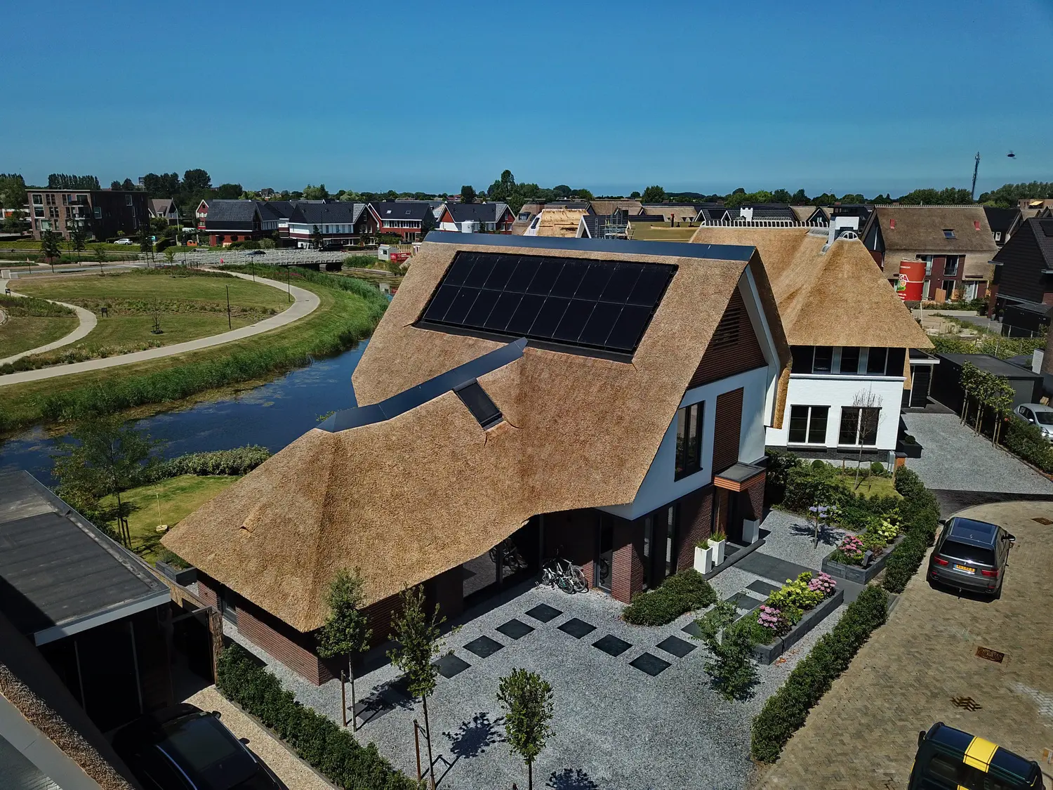 Moderne villa met rieten kap passend in Blaricums villagebied