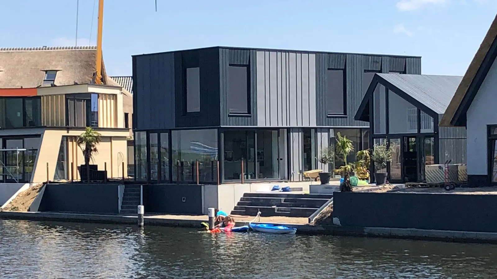 Nieuwbouw villa aan het water in de Blaricummermeent