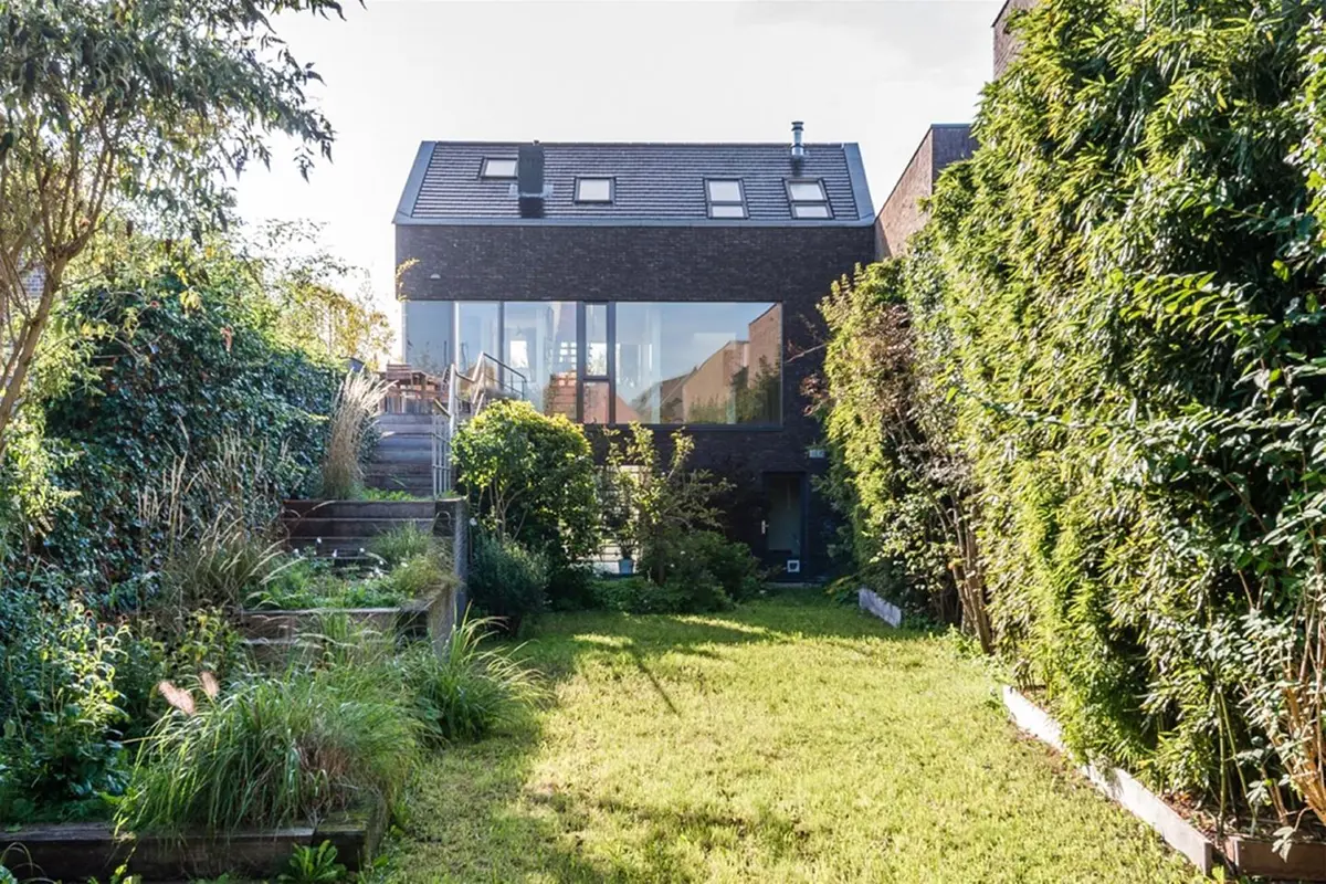 Poortwoning in Cronenburgh met transparante gevel en zicht op de openbare ruimte