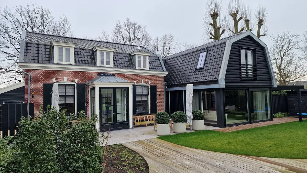Verbouw woning aan de Vecht met nieuw bijgebouw in Nigtevecht