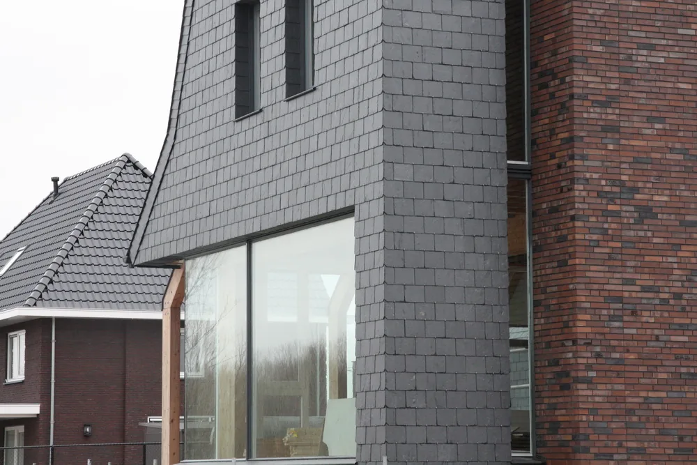 Achtergevel aan het water met directe aansluiting op vlonder en tuin
