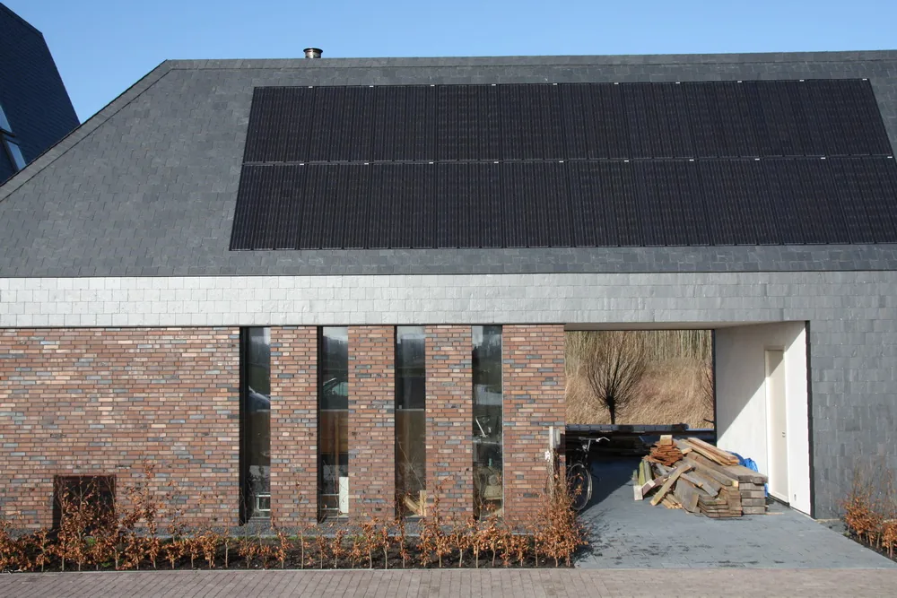 Atelier en berging vormen samen met woning een beschut ensemble