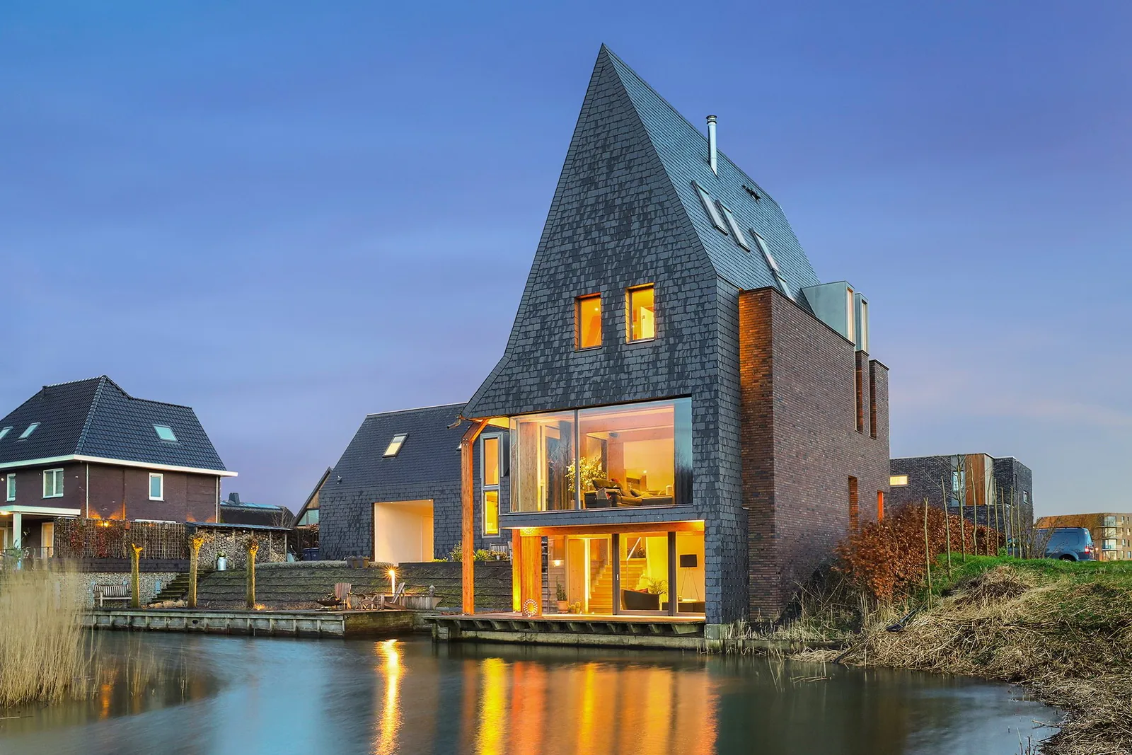 Binnenruimte met zichtbare houtspanten en warme materialisatie