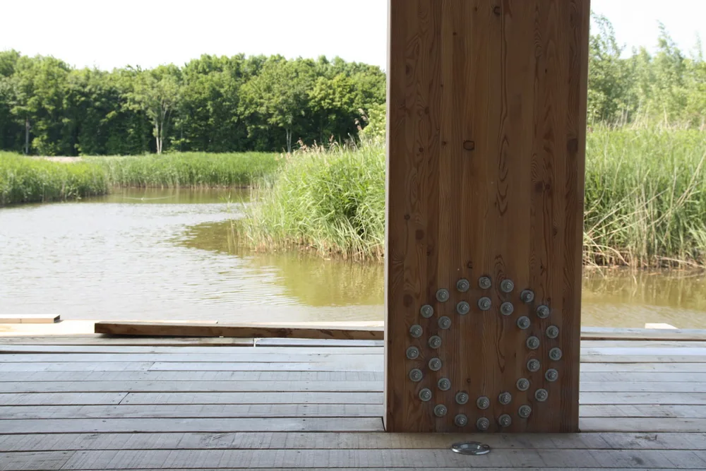 Gevel aan pleinzijde met atelierfunctie en overgang naar de tuin