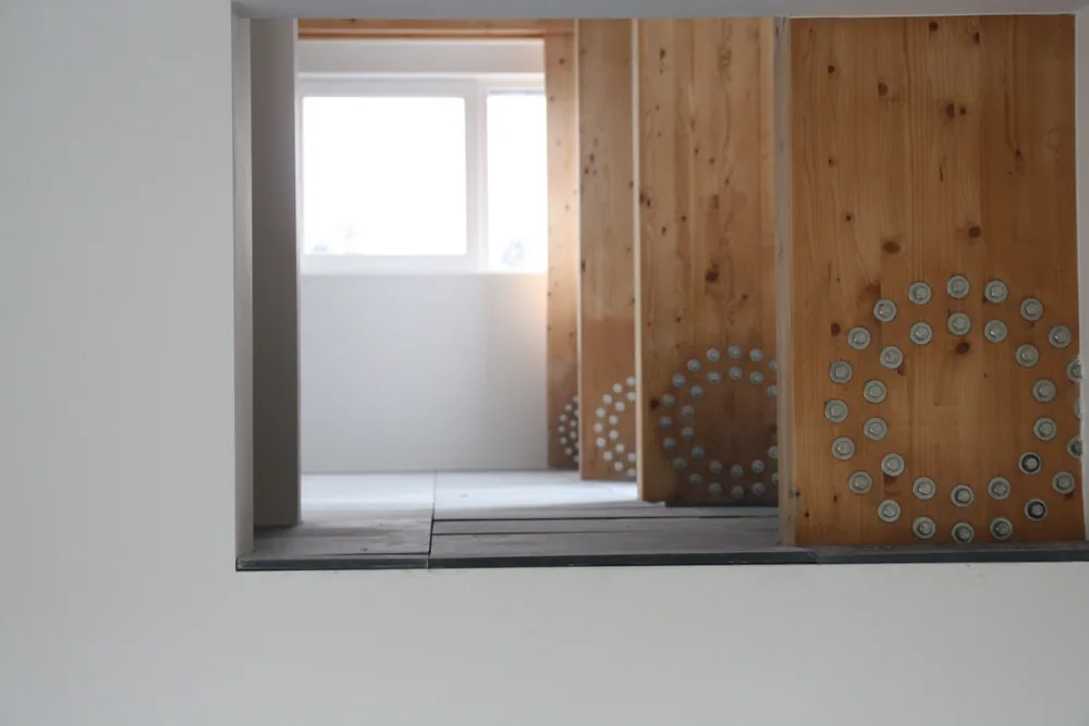 Geveldetail met natuurleien bekleding en zinken dakkapellen