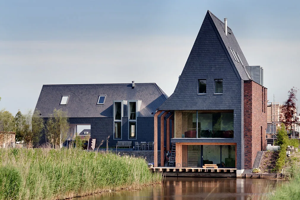 Zelfbouwwoning met werkplaats in Almere Poort aan het water met natuurleien gevel