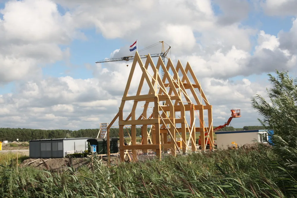 Natuurlei en zink in de kapopbouw geven de gevel een robuuste materialisatie