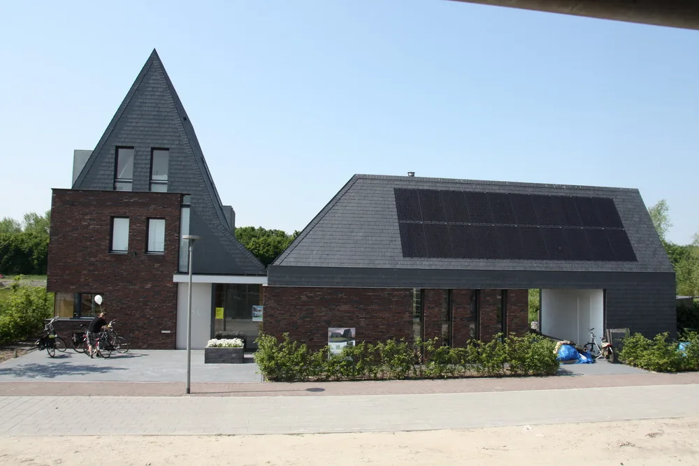 Waterzijde met vlonderterras en vrij uitzicht over groen landschap