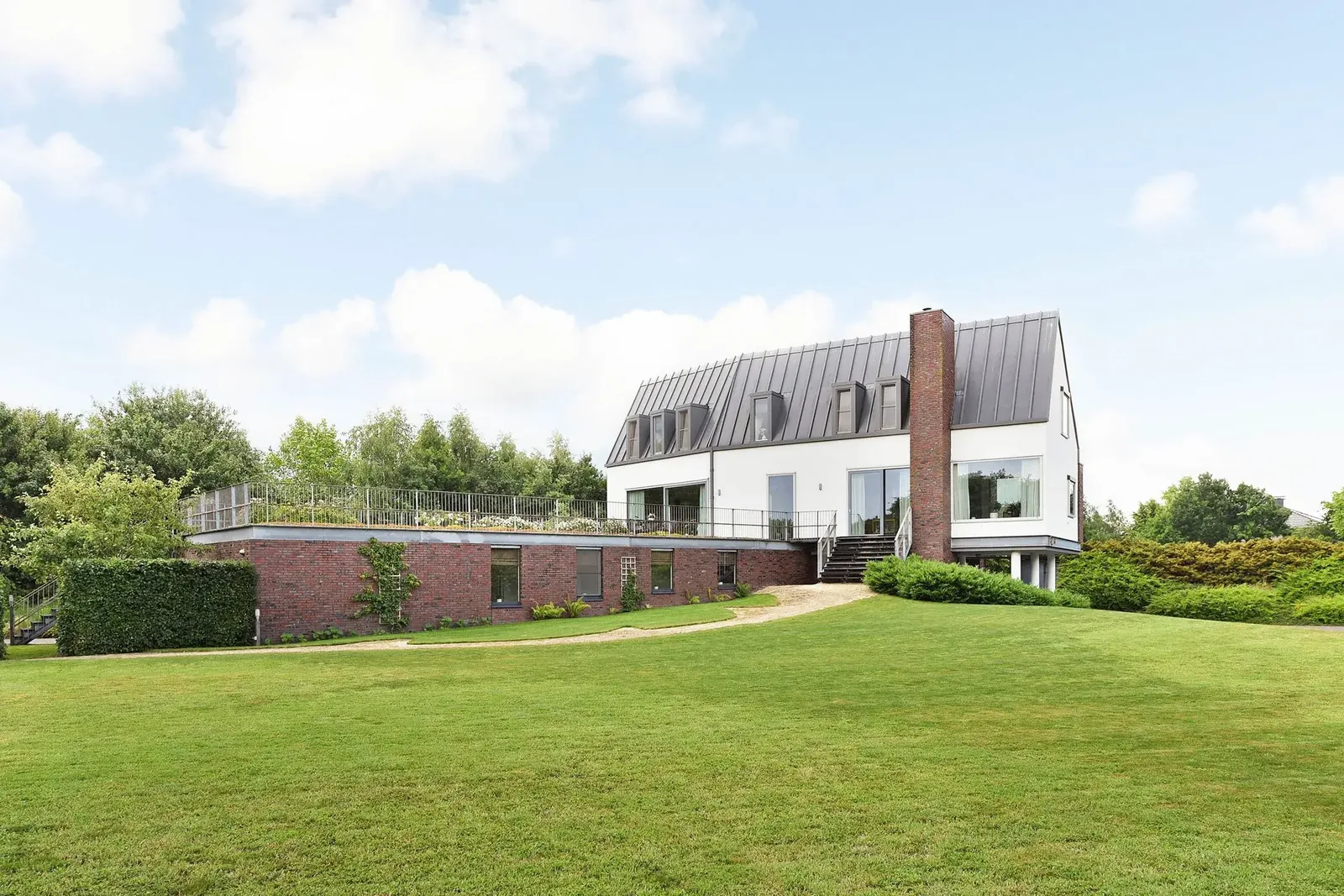 Verzonken slaaphuis met beschutte boskamers voor privacy