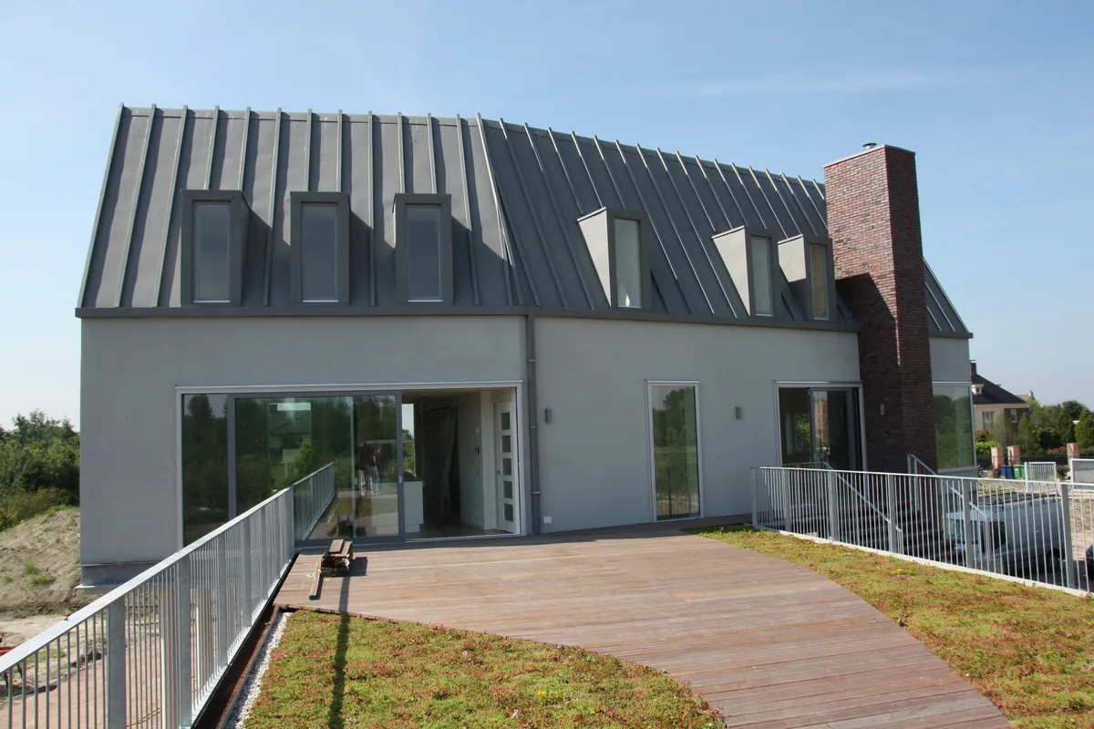 Duurzaam dakconcept met geintegreerde zonnepanelen en technische installaties