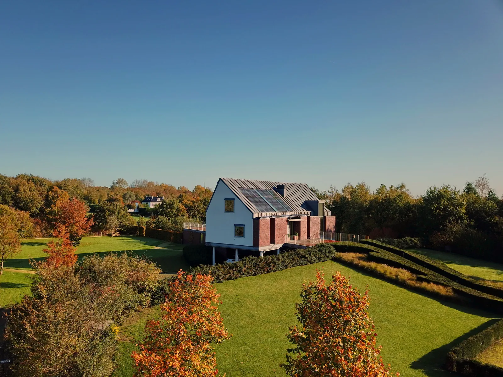 Dak van het slaaphuis ingericht als terras binnen het tuinontwerp