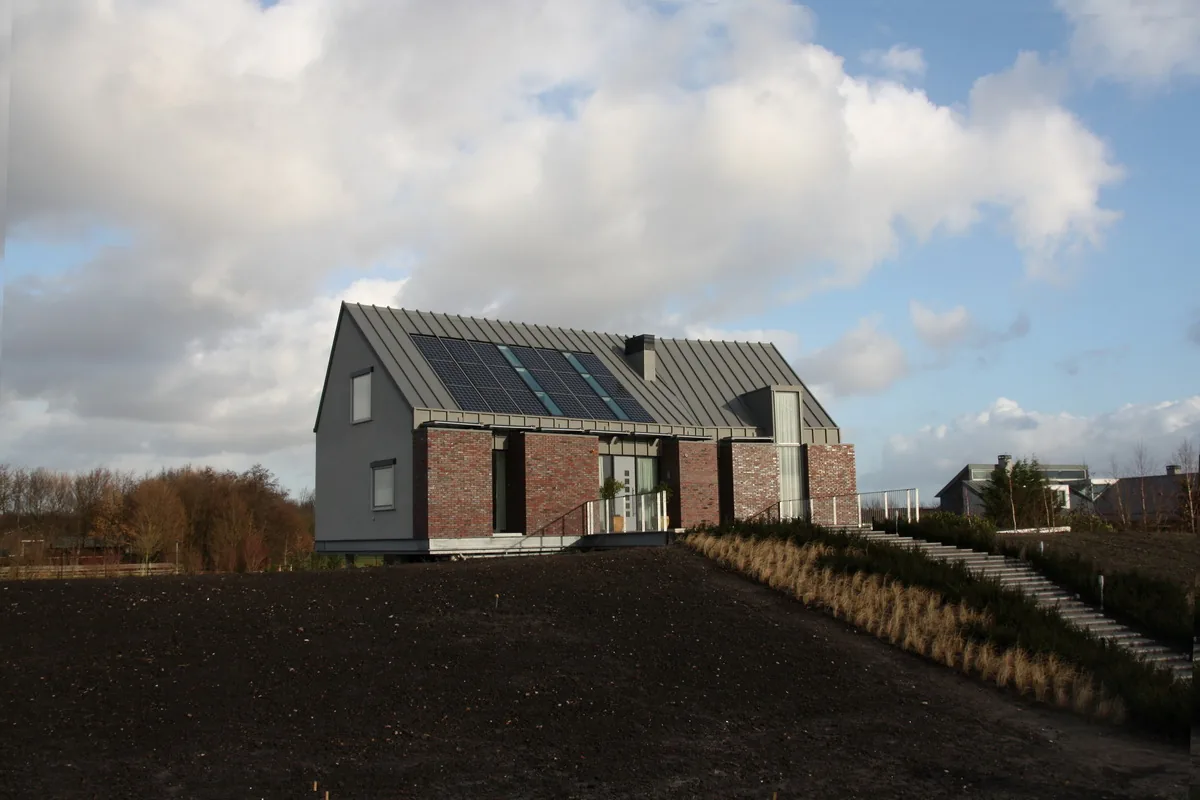Dakdetail met zinkafwerking, PV-panelen en duurzame warmte oplossing