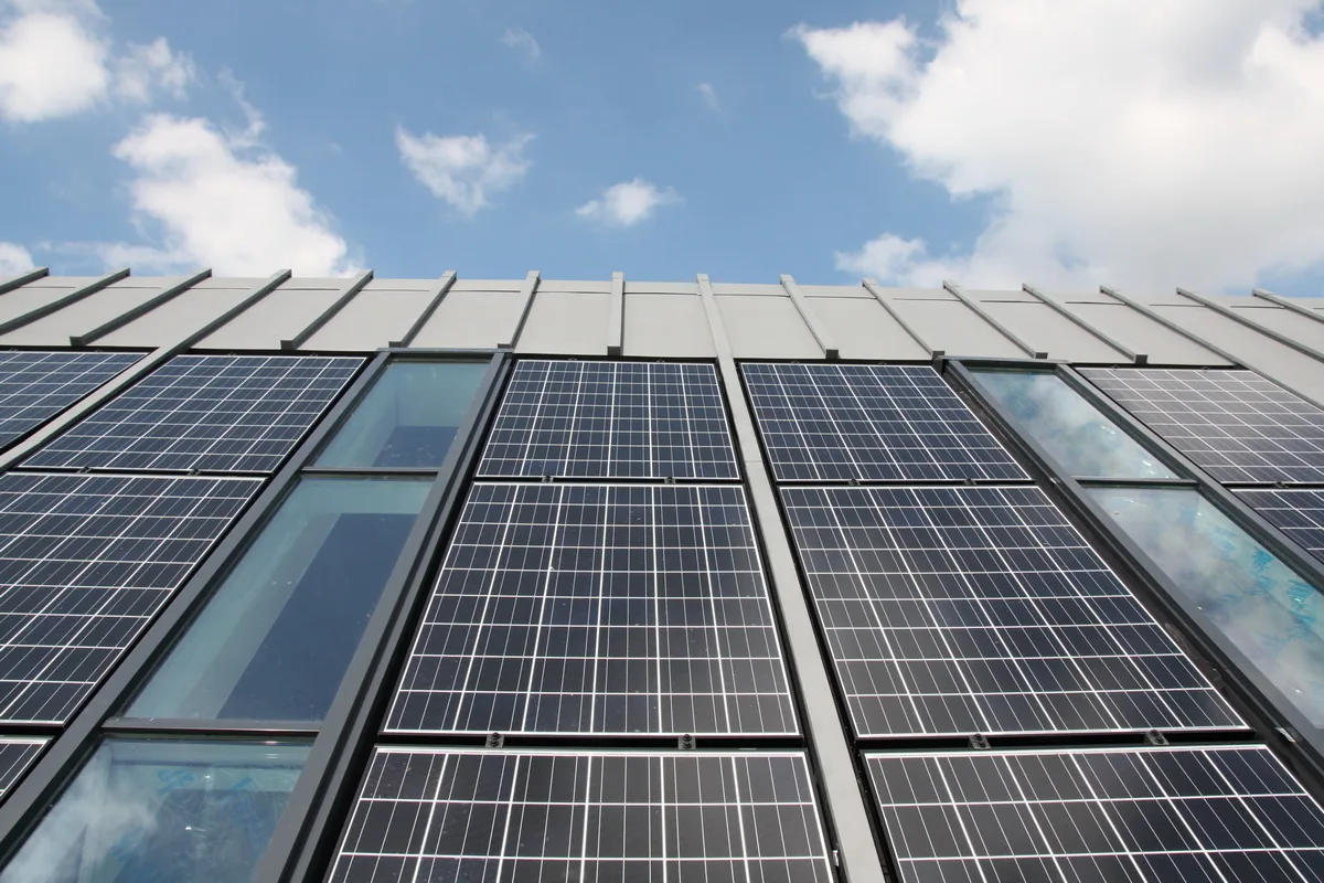Daklandschap van de villa met zinkafwerking en geintegreerde zonne energie