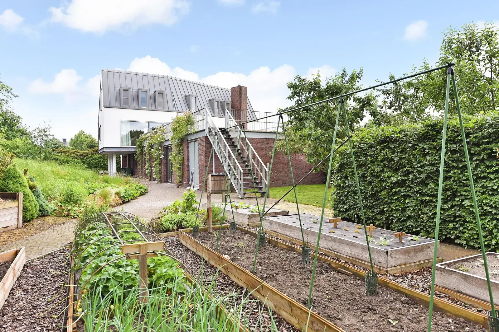 Hoofdvolume op een heuvel waardoor wonen en uitzicht optimaal worden gecombineerd