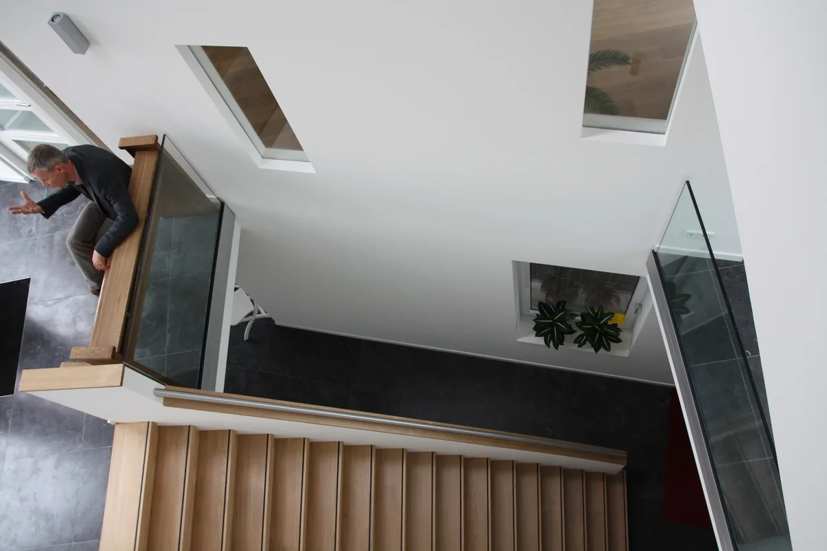 Landschappelijk ingepaste villa met losse bouwdelen in het groen van Overgooi