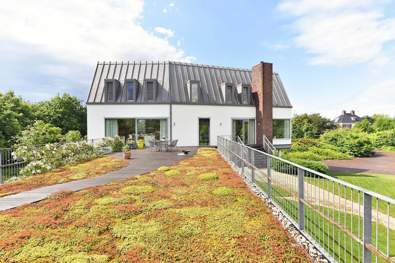 Terras op het slaaphuis als ruimtelijke schakel in het landschappelijk ensemble