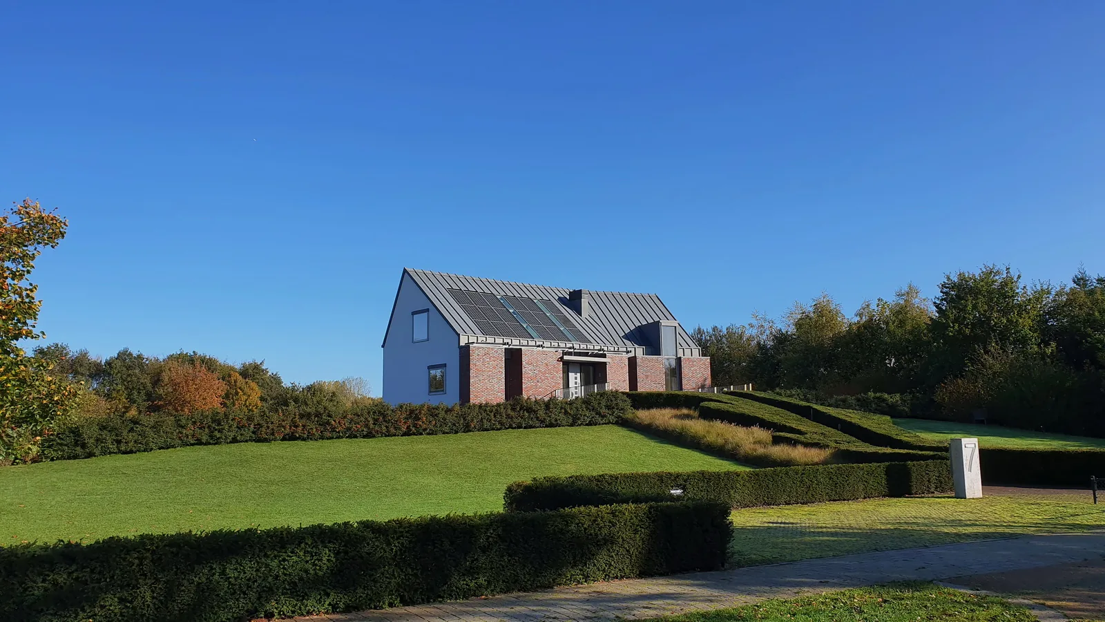 Uitgebreide bosrand rondom de villa creert privacy en windluwe buitenruimtes