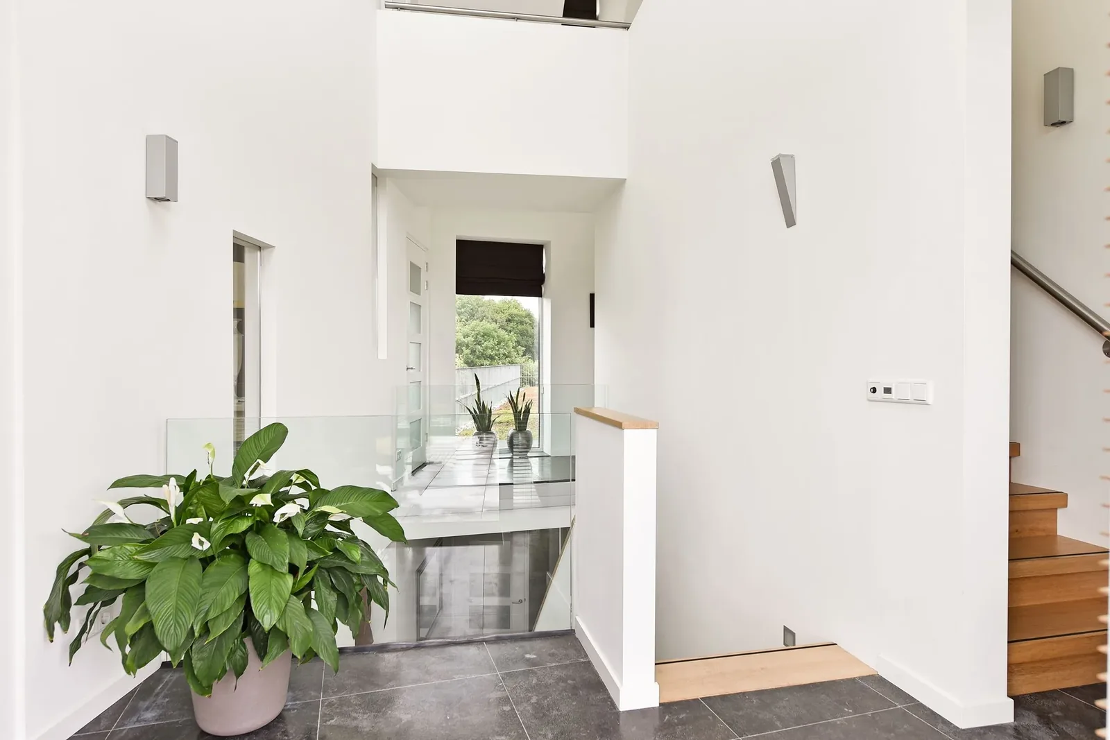 Villa op hoogte met uitzicht over landschap en private tuinzones