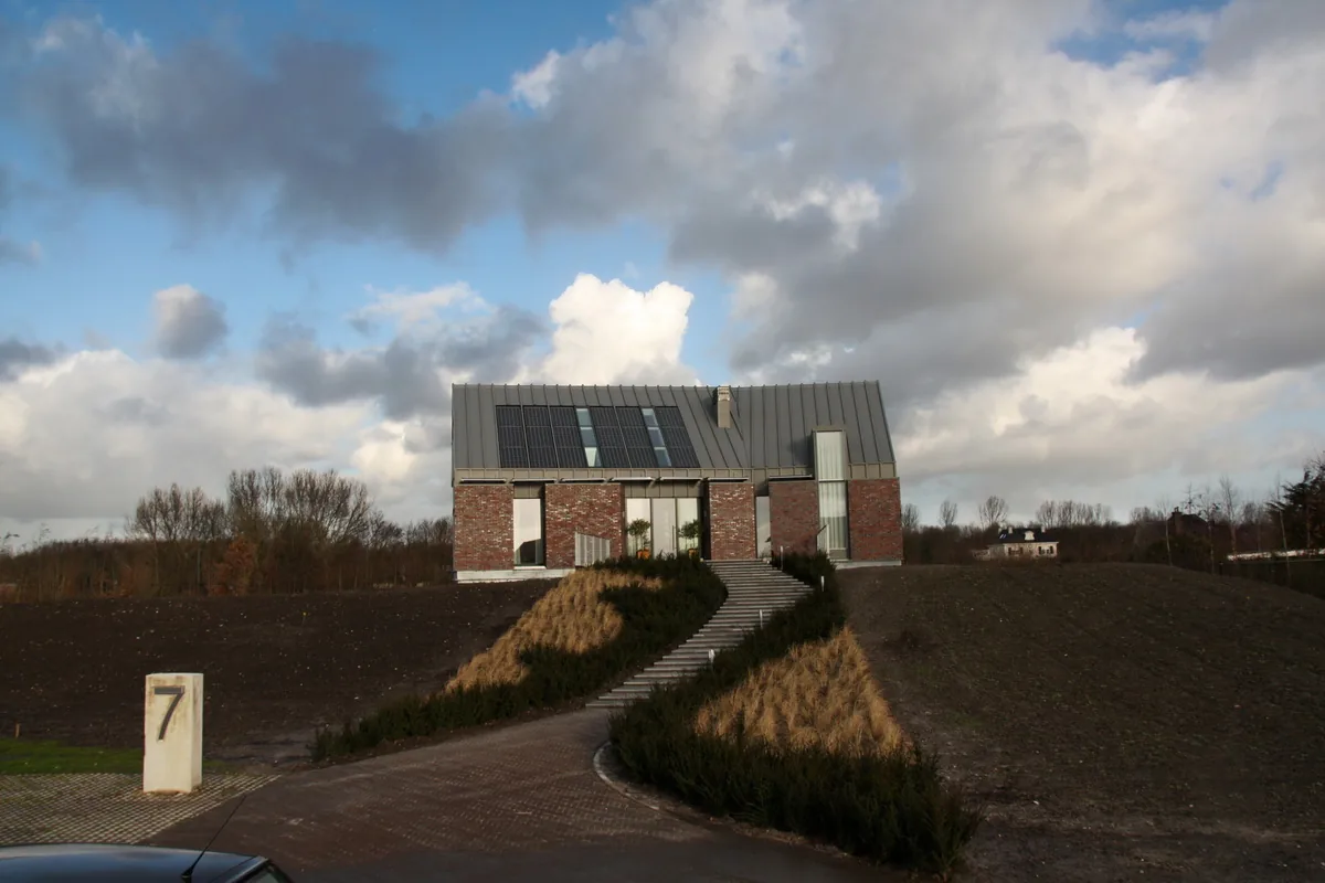 Woonvolume op kunstmatige heuvel met panoramisch zicht over de boskavel