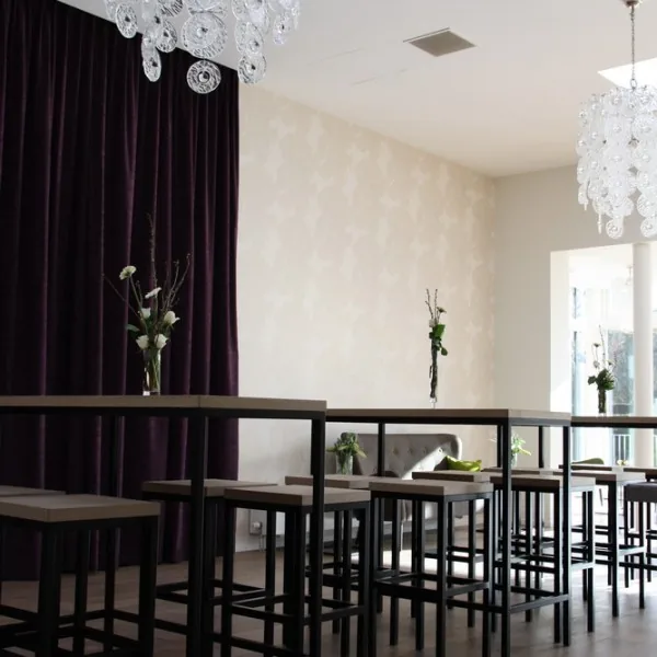 Entreezone met heldere routing en aansluiting op het nieuwe plein