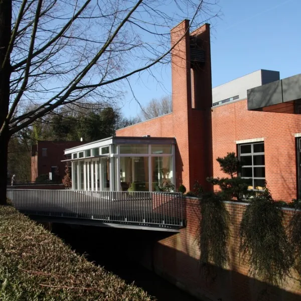 Gevelaanzicht van het verbouwde aulagebouw in Buitenveldert met vernieuwde entree en overkapping