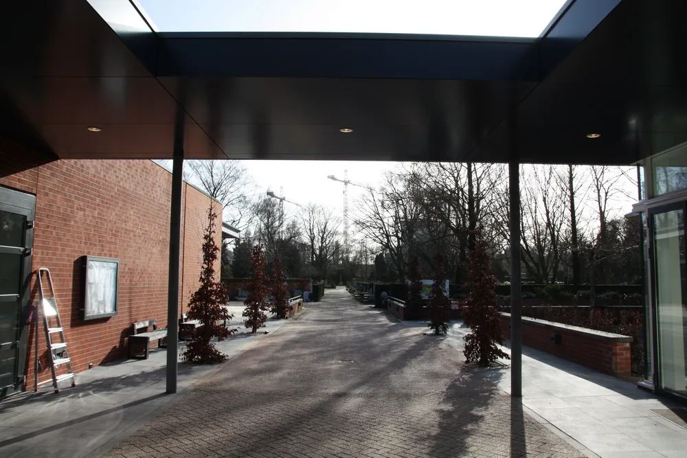 Lange as van balie tot kapel met overkapping als verbindend element in Buitenveldert