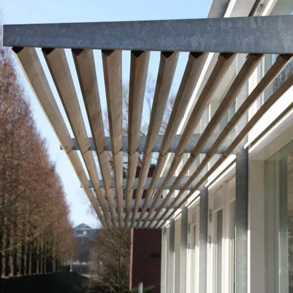 Overkapping buiten als herkenbare verbinding tussen balie en kapel