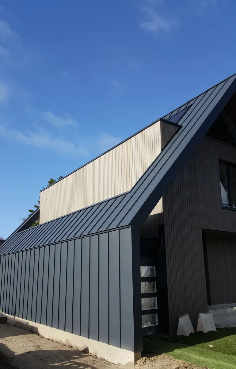 Kasteelpark De Cloese villa met grote kap en open gevelopeningen