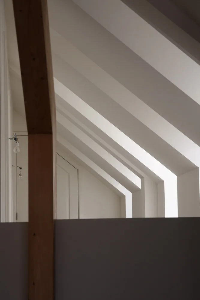 Hofwoning Cronenburgh met lage kap en robuust straatbeeld in baksteen