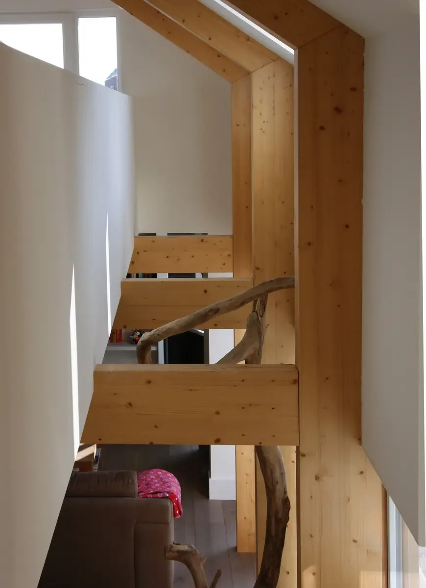 Zichtbare houten spanten als ritmegever in de kapconstructie van de hofwoning