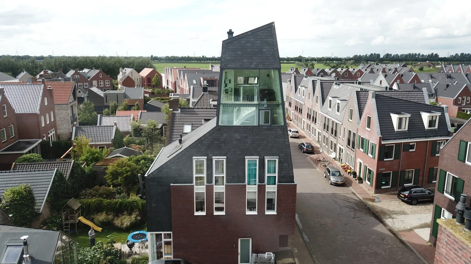 Dakterras van de torenwoning met panoramisch uitzicht over dorp en landschap