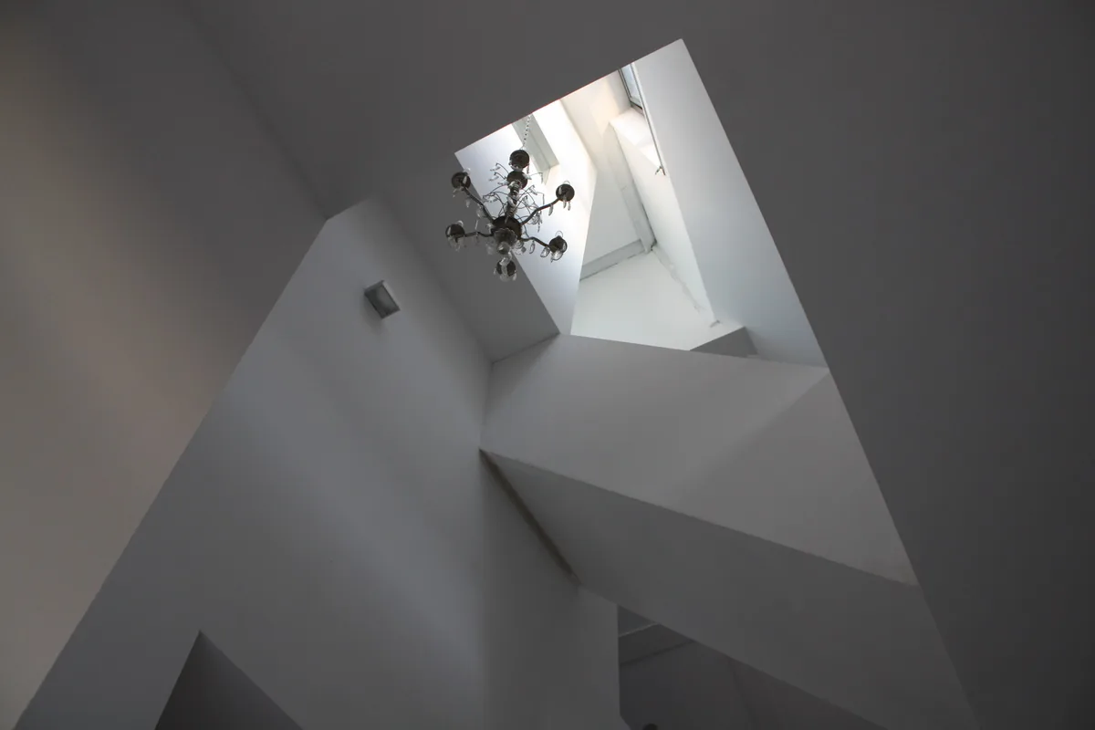 Silhouet van de torenwoning boven de daken van Cronenburgh