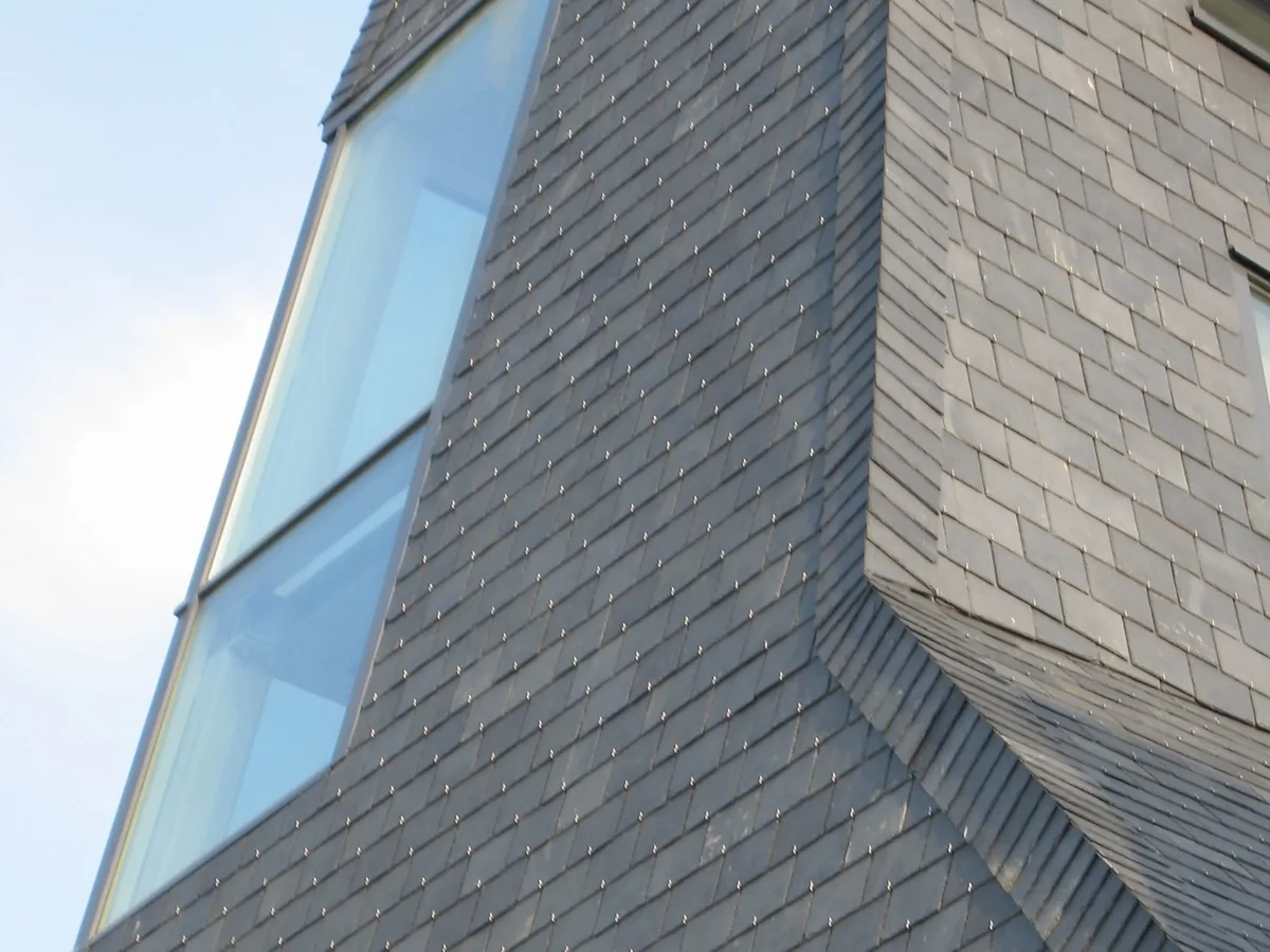 Vide en trappenroute die de verdiepingen van de torenwoning ruimtelijk verbindt