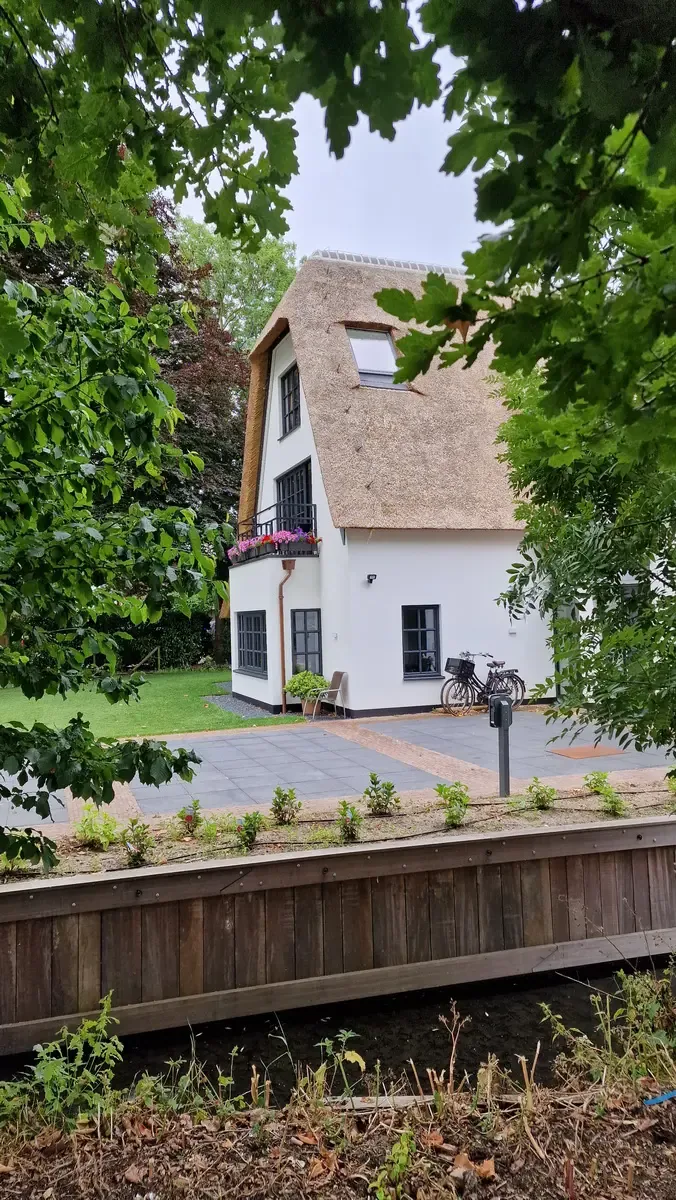Uitzicht vanuit de villa op weilanden en het Vechtlandschap