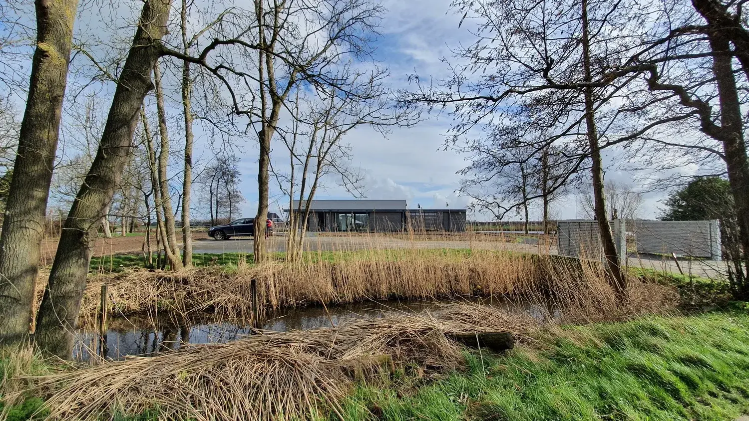 Moderne recreatiewoning aan de Vecht met verschuifbare gevelpanelen