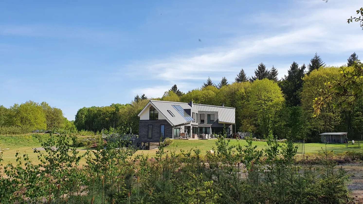 Ligging van de villa tussen bosrand en rondweg nabij Landgoed Prattenburg