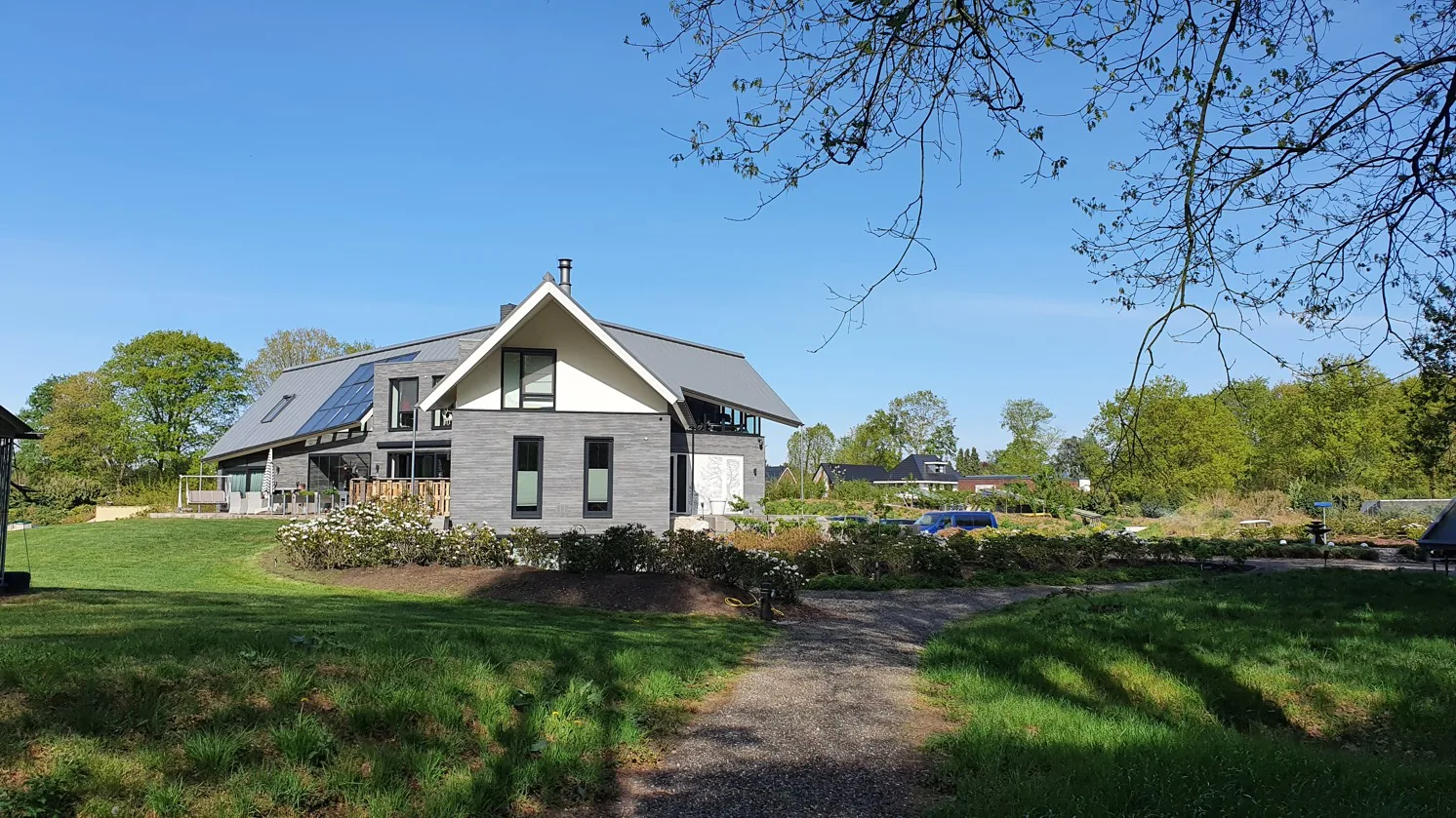 Natuurstenen gevel van Villa Prattenburg met vrij gevormd dak en sterke daklijn