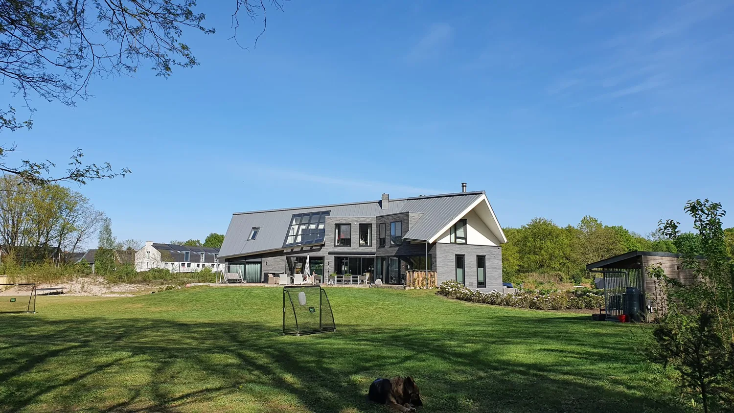 Villa Prattenburg in Rhenen met langgerekte opzet naast het landgoed en zicht op de bosrand