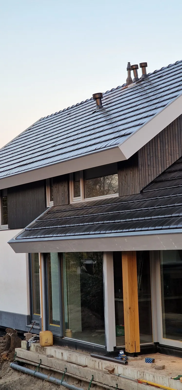 Aanbouw met grote glazen puien en zicht op de tuin - nieuwe leefruimte