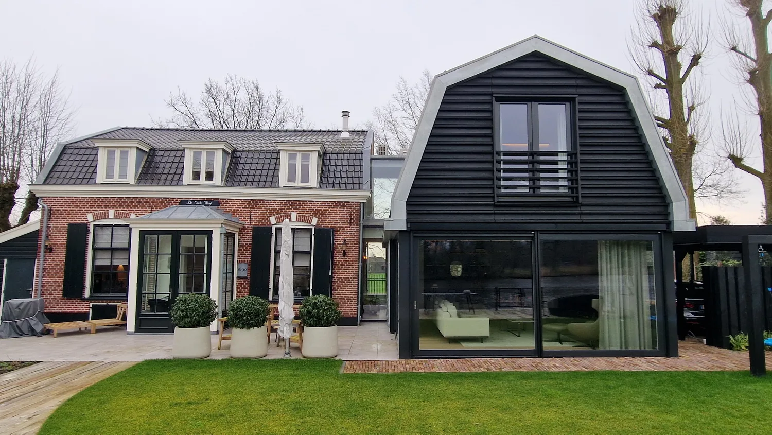 Historische woning aan de Vecht met nieuw tweelaags bijgebouw in zwart hout, Loenen aan de Vecht.
