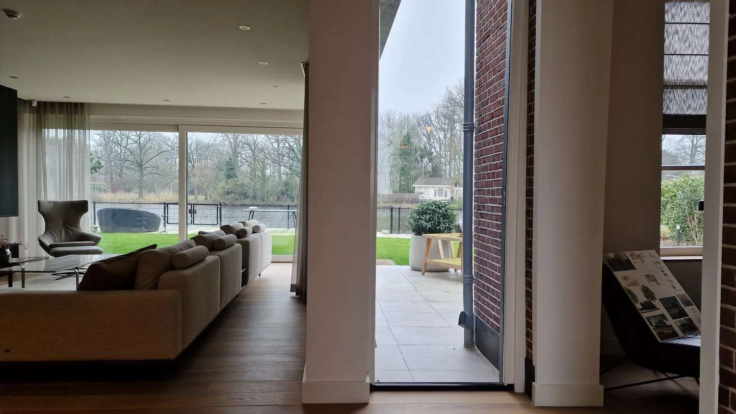 Overgang tussen oud en nieuw met nadruk op zichtlijnen, licht en privacy.