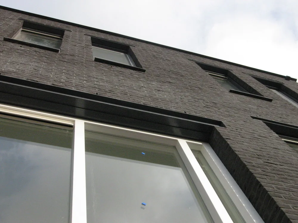 Diepe negges en verspringende gevelvlakken voor schaduwwerking