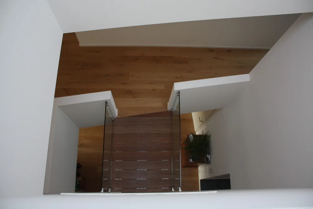 Lichtinval vanuit het dakraam accentueert de centrale vide in de woning