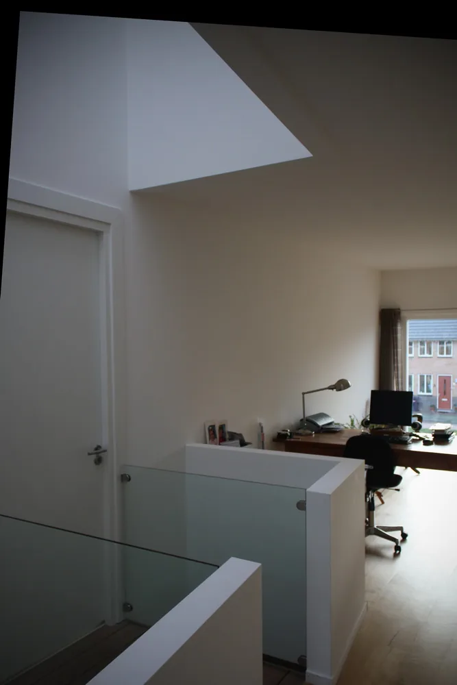 Doorlopende vide verbindt de verdiepingen en trekt licht naar het hart van het huis