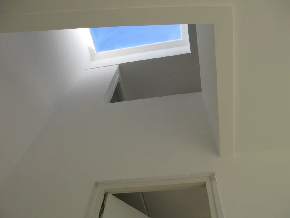 Vides in het midden van de diepe woning met groot dakraam als daglichtbron